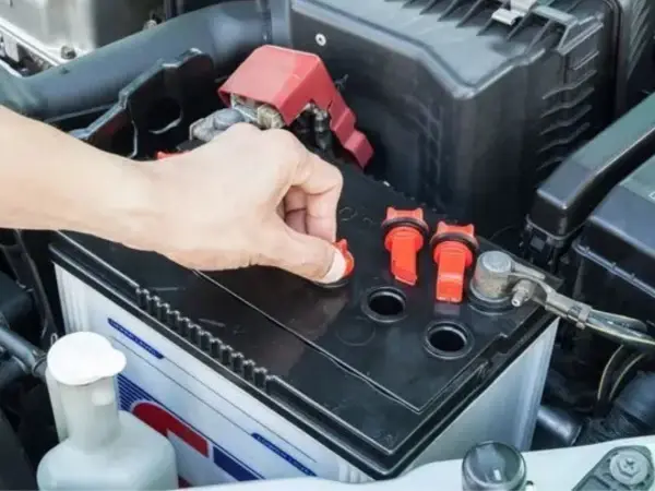Aki Mobil Berapa Volt? Ini Ukuran Normal, Cara Cek & Tips Merawatnya