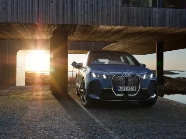 BMW iX xDrive 45 Tampil Futuristik di GIIAS 2025, Ini Ulasannya!
